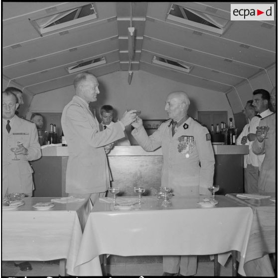 Remise de décorations à la 10e COMA. [Description en cours]