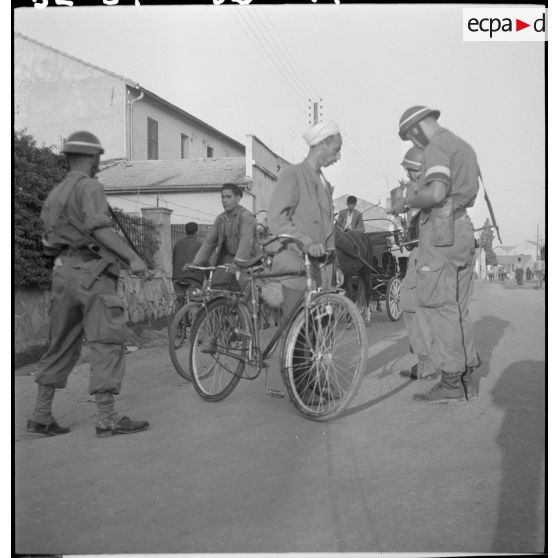 La 2e DIM et la 252e CCR à Bône. [Description en cours]