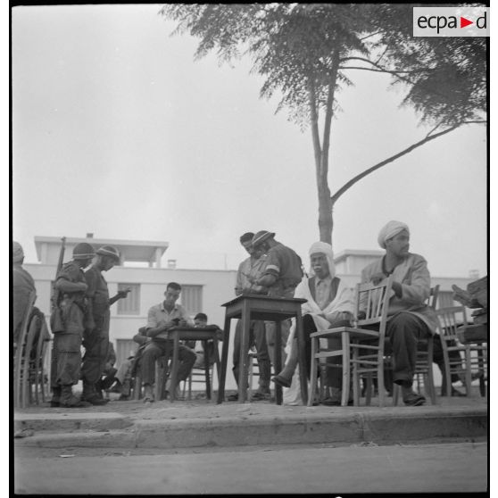 La 2e DIM et la 252e CCR à Bône. [Description en cours]