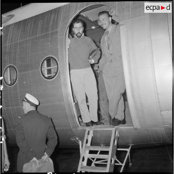 Escale à Alger de scientifiques. [Description en cours]