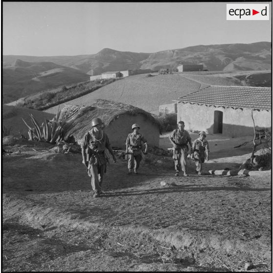 Le 20e bataillon de chasseurs à pied (20e BCP) à Palikao. [Description en cours]