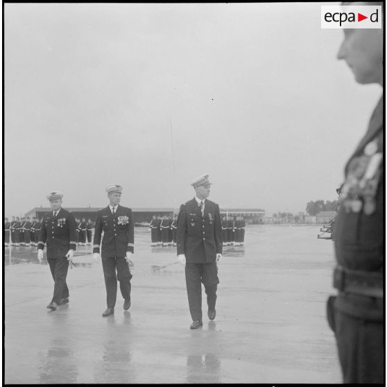 Prise de commandement à Boufarik du 3e escadron d'hélicoptères (3e EH) par le commandant Sicre. [Description en cours]