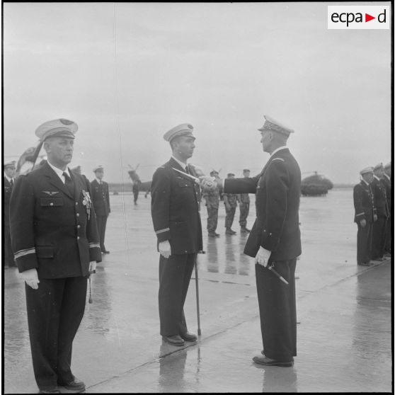 Prise de commandement à Boufarik du 3e escadron d'hélicoptères (3e EH) par le commandant Sicre. [Description en cours]