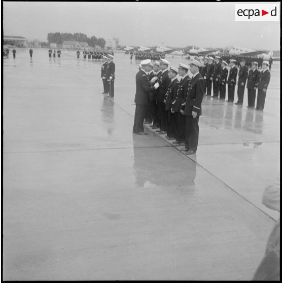 Prise de commandement à Boufarik du 3e escadron d'hélicoptères (3e EH) par le commandant Sicre. [Description en cours]