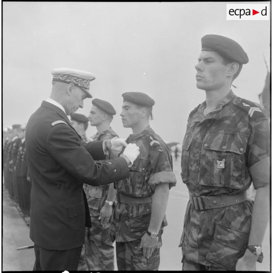 Prise de commandement à Boufarik du 3e escadron d'hélicoptères (3e EH) par le commandant Sicre. [Description en cours]