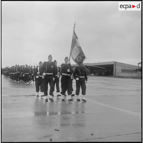 Prise de commandement à Boufarik du 3e escadron d'hélicoptères (3e EH) par le commandant Sicre. [Description en cours]
