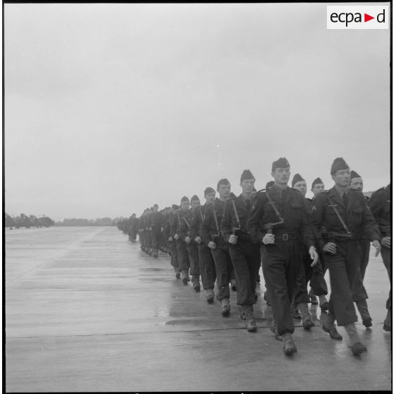 Prise de commandement à Boufarik du 3e escadron d'hélicoptères (3e EH) par le commandant Sicre. [Description en cours]