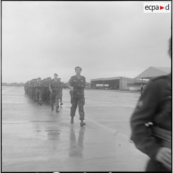 Prise de commandement à Boufarik du 3e escadron d'hélicoptères (3e EH) par le commandant Sicre. [Description en cours]