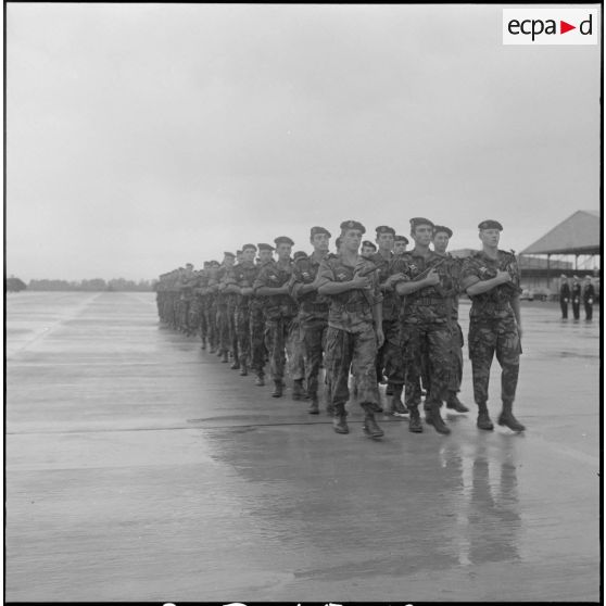 Prise de commandement à Boufarik du 3e escadron d'hélicoptères (3e EH) par le commandant Sicre. [Description en cours]