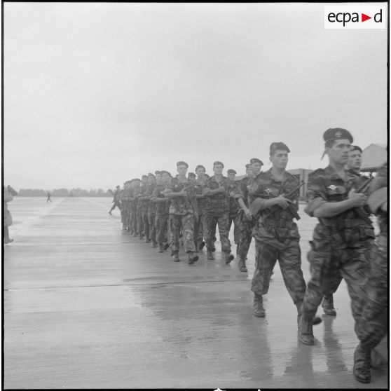 Prise de commandement à Boufarik du 3e escadron d'hélicoptères (3e EH) par le commandant Sicre. [Description en cours]