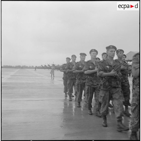 Prise de commandement à Boufarik du 3e escadron d'hélicoptères (3e EH) par le commandant Sicre. [Description en cours]