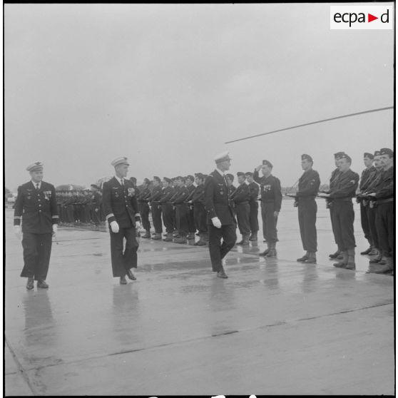 Prise de commandement à Boufarik du 3e escadron d'hélicoptères (3e EH) par le commandant Sicre. [Description en cours]