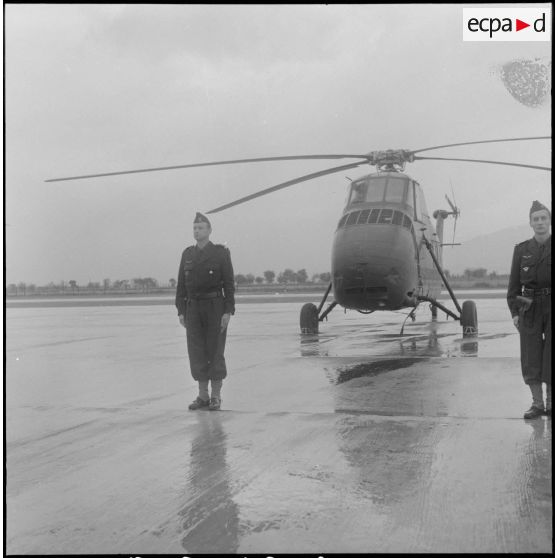 Prise de commandement à Boufarik du 3e escadron d'hélicoptères (3e EH) par le commandant Sicre. [Description en cours]