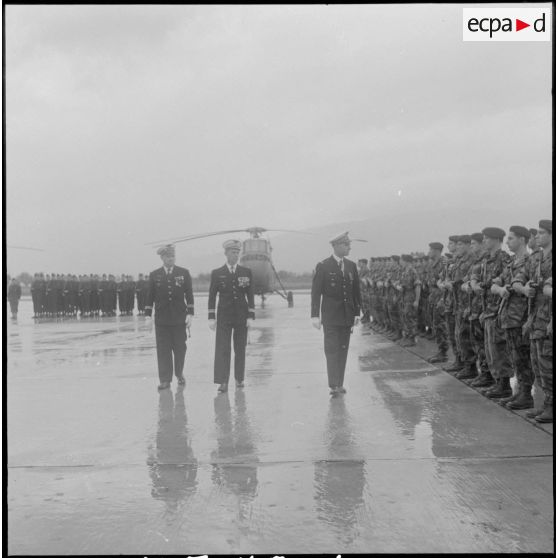 Prise de commandement à Boufarik du 3e escadron d'hélicoptères (3e EH) par le commandant Sicre. [Description en cours]