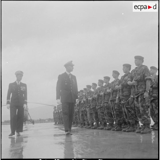 Prise de commandement à Boufarik du 3e escadron d'hélicoptères (3e EH) par le commandant Sicre. [Description en cours]