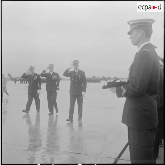 Prise de commandement à Boufarik du 3e escadron d'hélicoptères (3e EH) par le commandant Sicre. [Description en cours]