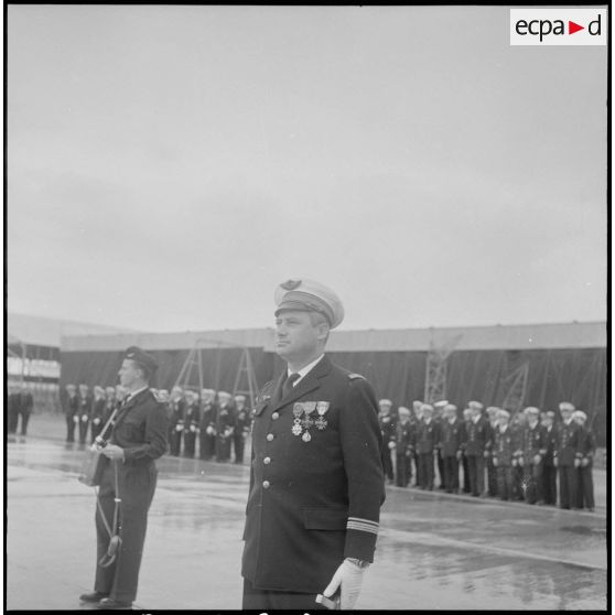 Prise de commandement à Boufarik du 3e escadron d'hélicoptères (3e EH) par le commandant Sicre. [Description en cours]