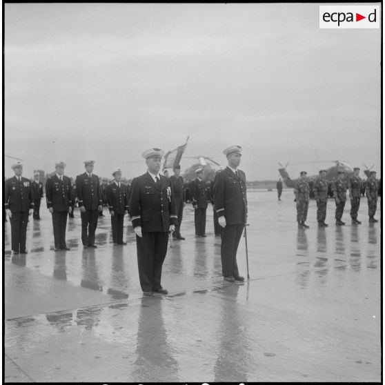 Prise de commandement à Boufarik du 3e escadron d'hélicoptères (3e EH) par le commandant Sicre. [Description en cours]