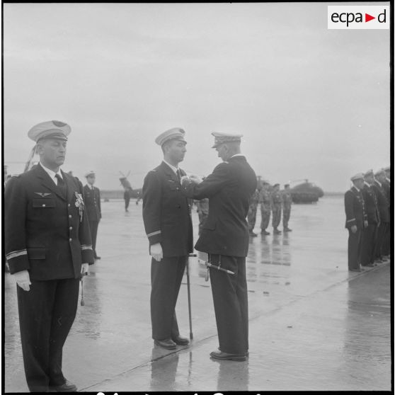 Prise de commandement à Boufarik du 3e escadron d'hélicoptères (3e EH) par le commandant Sicre. [Description en cours]