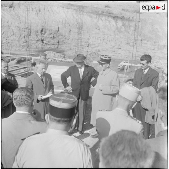 Pose de la première pierre d'un groupe de cent-soixante-dix logements par l'ARMAF. [Description en cours]