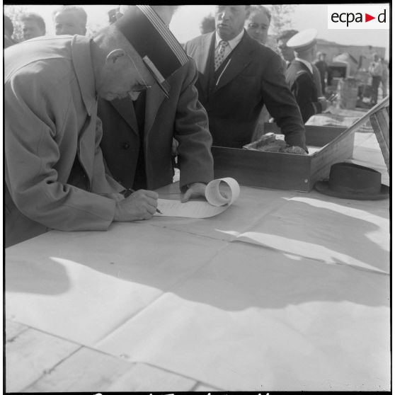 Pose de la première pierre d'un groupe de cent-soixante-dix logements par l'ARMAF. [Description en cours]