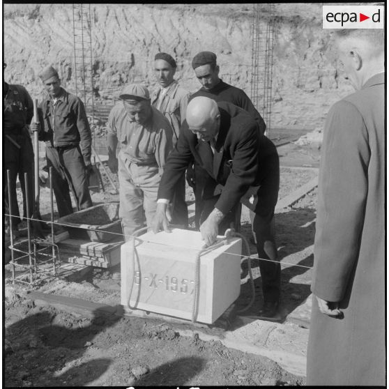 Pose de la première pierre d'un groupe de cent-soixante-dix logements par l'ARMAF. [Description en cours]