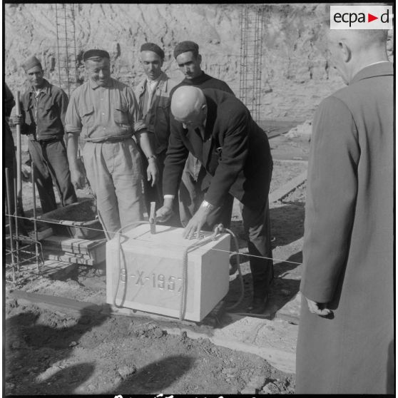 Pose de la première pierre d'un groupe de cent-soixante-dix logements par l'ARMAF. [Description en cours]