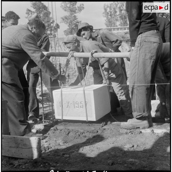 Pose de la première pierre d'un groupe de cent-soixante-dix logements par l'ARMAF. [Description en cours]