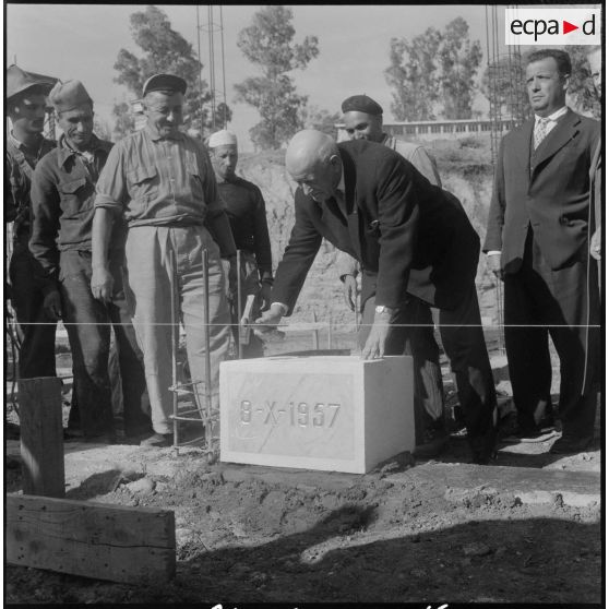 Pose de la première pierre d'un groupe de cent-soixante-dix logements par l'ARMAF. [Description en cours]