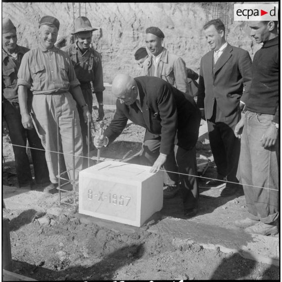 Pose de la première pierre d'un groupe de cent-soixante-dix logements par l'ARMAF. [Description en cours]