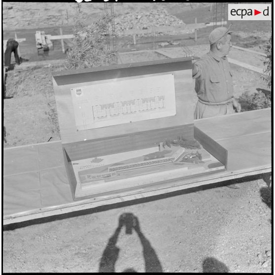 Pose de la première pierre d'un groupe de cent-soixante-dix logements par l'ARMAF. [Description en cours]