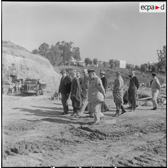 Pose de la première pierre d'un groupe de cent-soixante-dix logements par l'ARMAF. [Description en cours]