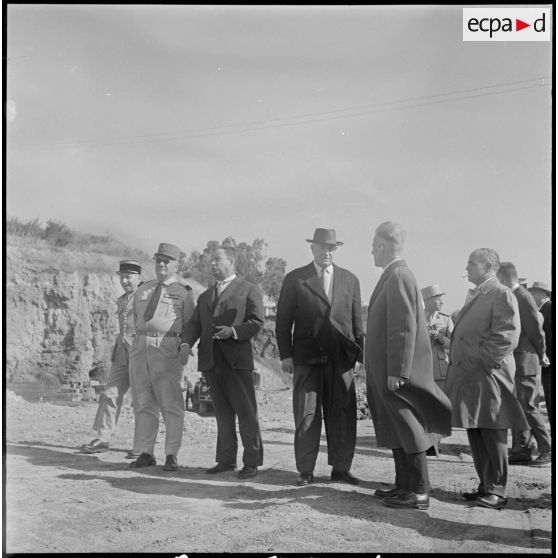 Pose de la première pierre d'un groupe de cent-soixante-dix logements par l'ARMAF. [Description en cours]