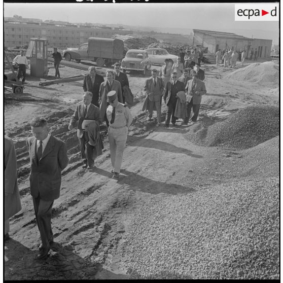 Pose de la première pierre d'un groupe de cent-soixante-dix logements par l'ARMAF. [Description en cours]