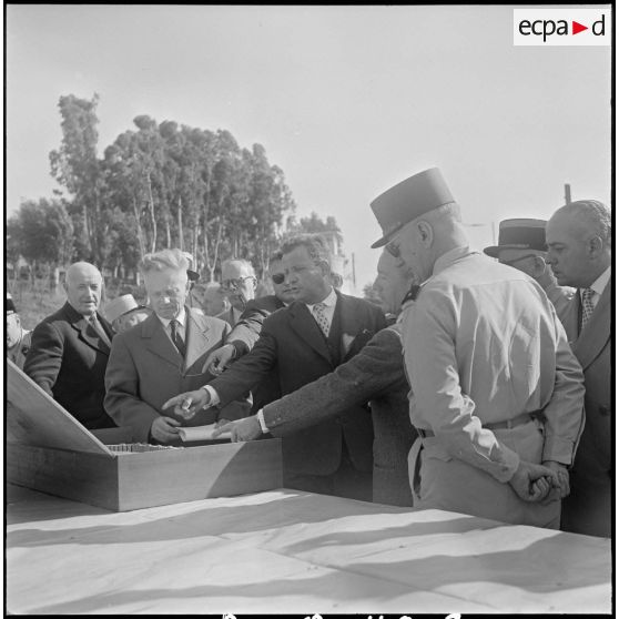 Pose de la première pierre d'un groupe de cent-soixante-dix logements par l'ARMAF. [Description en cours]