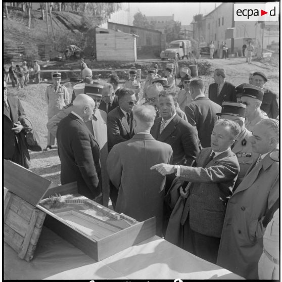 Pose de la première pierre d'un groupe de cent-soixante-dix logements par l'ARMAF. [Description en cours]