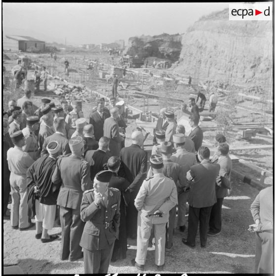 Pose de la première pierre d'un groupe de cent-soixante-dix logements par l'ARMAF. [Description en cours]