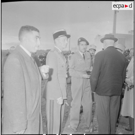 Visite du général Jacques Massu à Maison-Carrée. [Description en cours]