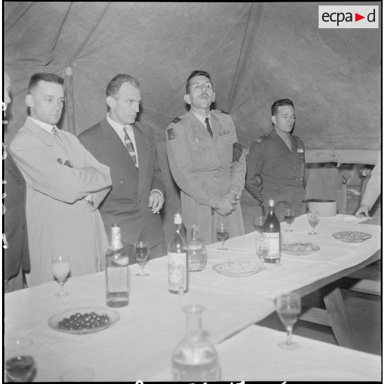 Visite du général Jacques Massu à Maison-Carrée. [Description en cours]