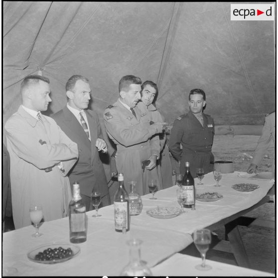 Visite du général Jacques Massu à Maison-Carrée. [Description en cours]