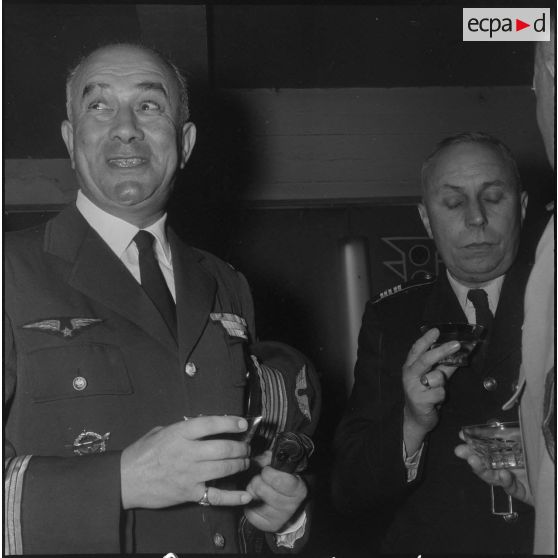 Remise de vespas à trois militaires. [Description en cours]