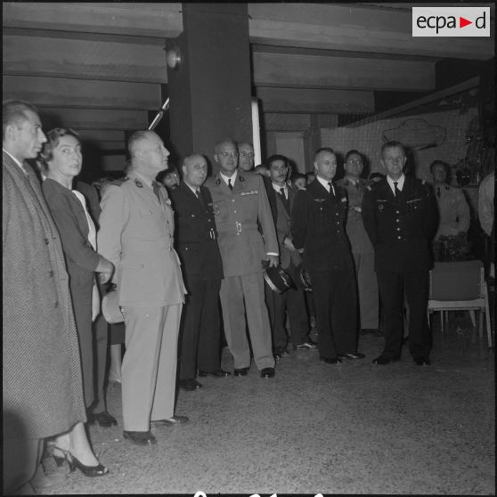 Remise de vespas à trois militaires. [Description en cours]