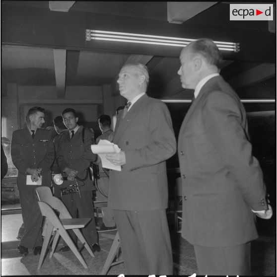 Remise de vespas à trois militaires. [Description en cours]