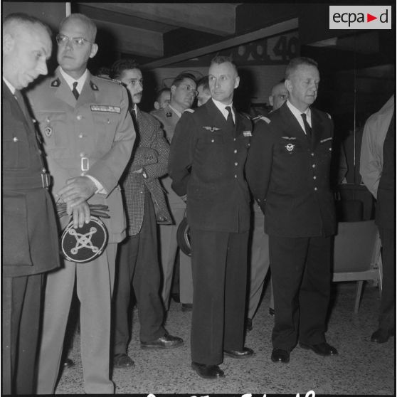 Remise de vespas à trois militaires. [Description en cours]