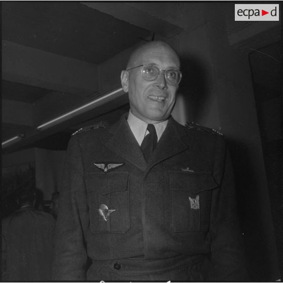 Remise de vespas à trois militaires. [Description en cours]