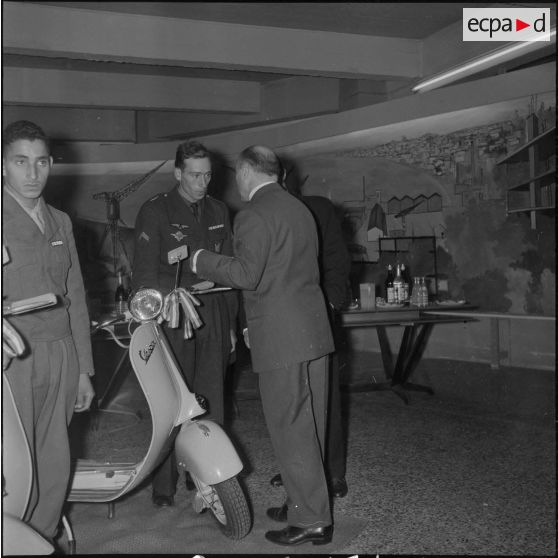 Remise de vespas à trois militaires. [Description en cours]