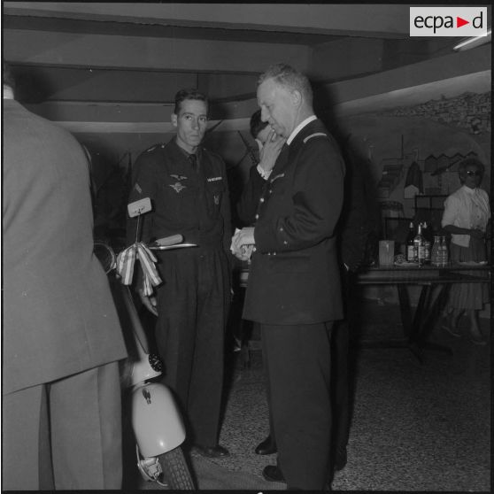 Remise de vespas à trois militaires. [Description en cours]