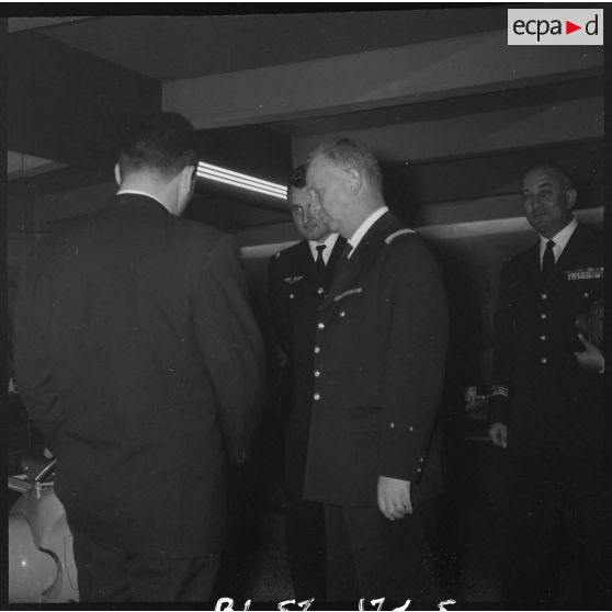 Remise de vespas à trois militaires. [Description en cours]