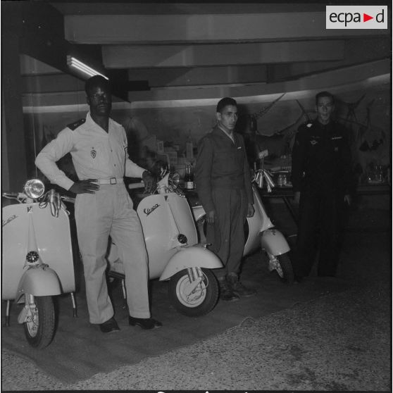 Remise de vespas à trois militaires. [Description en cours]