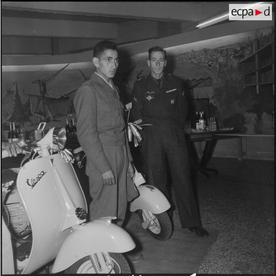 Remise de vespas à trois militaires. [Description en cours]